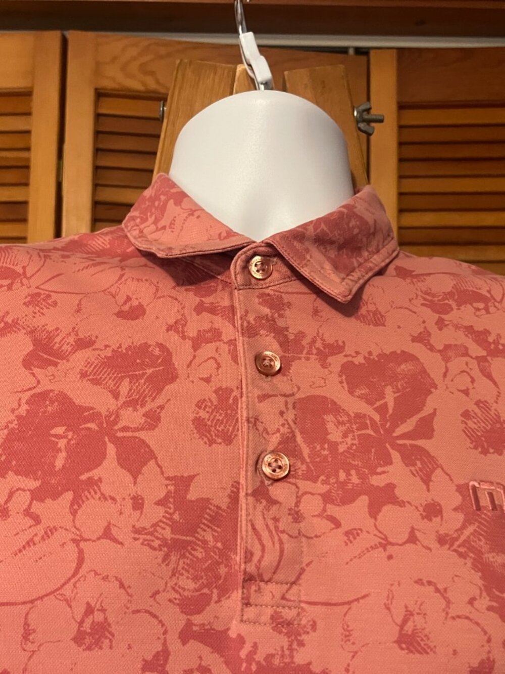 TRAVIS MATHEW SZ MEDIUM SHORT SLEEVE LIGHTWEIGHT POLO SHIRT